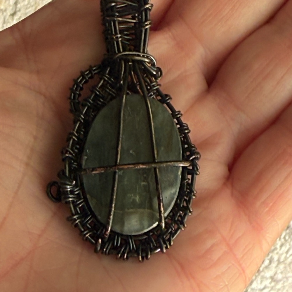 Handcrafted Wire Wrapped Labradorite Pendant - Picture 4 of 5